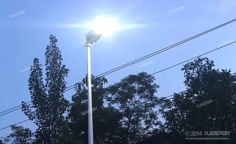 客户订制一体化太阳能路灯安装于菲律宾乡村道路