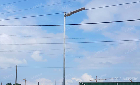 领锐30瓦太阳能路灯项目在柬埔寨建筑工地展开