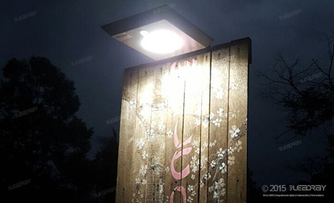马来西亚客户将5W迷你太阳能灯安装于广告板