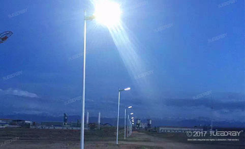 20W一体化太阳能路灯用于国内工厂前小路