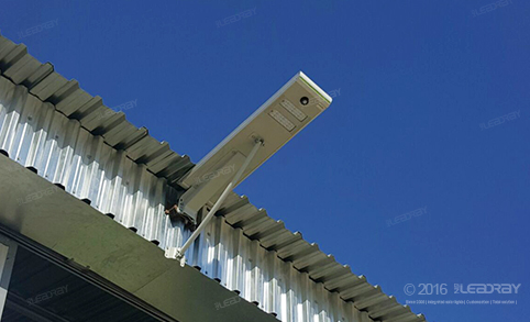 40W一体化太阳能路灯安装于南非仓库
